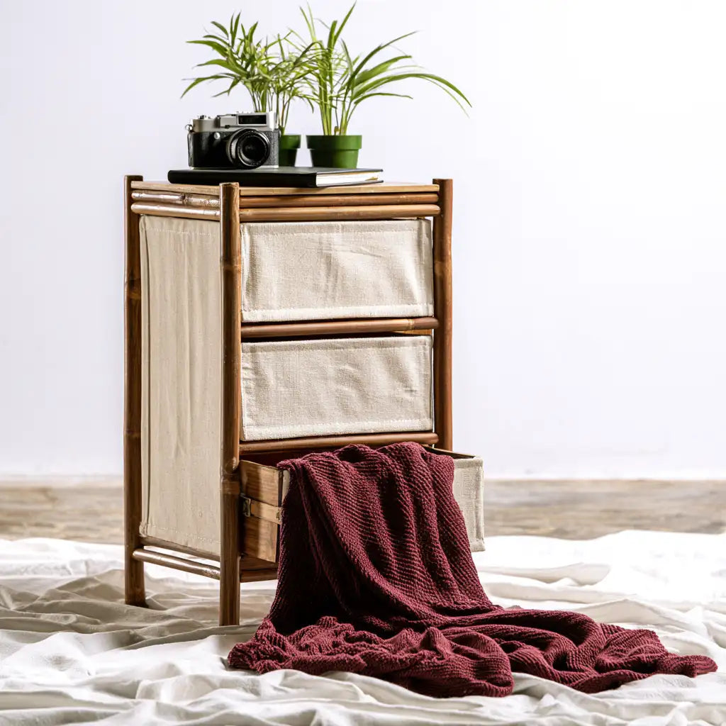 Mobile contenitore dal profilo contemporaneo, marrone e beige, per la casa